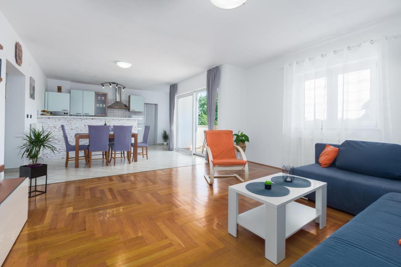 Apartment Emil Pula